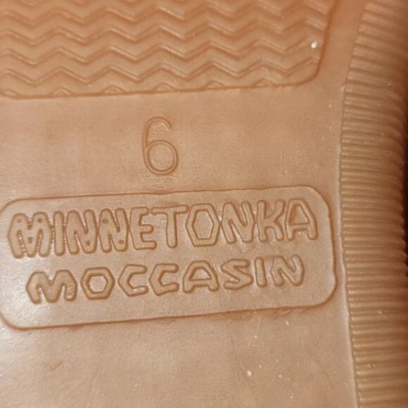 Minnetonka Women's Light Brown/Tan Moccasins Sz 6 - Picture 3 of 3